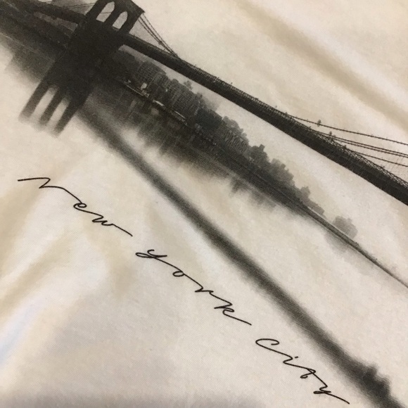 Old Navy graphic NYC bridge t-shirt - Picture 2 of 4